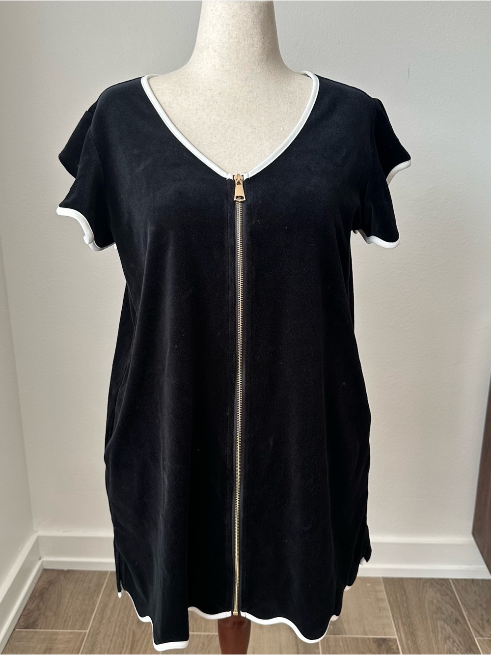 SSYS Black Short-Sleeve Zip-Front Robe with White Trim